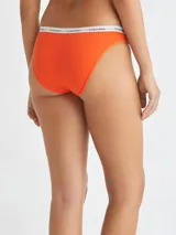 Bombacha clásica color naranja con cintura elástica blanca con logo Calvin Klein.