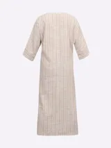 Túnica midi de lino color crudo con finas rayas verticales en tono marrón. Presenta cuello en V con abertura y mangas tres cuartos. La cintura se ajusta con un lazo del mismo tejido, y tiene aberturas laterales en el ruedo.