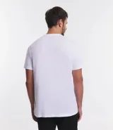 Remera blanca de algodón con cuello redondo y manga corta. Estampa frontal con diseño de brújula y mapa del mundo.