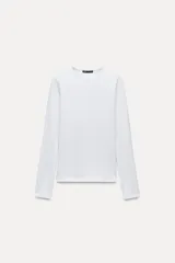 Camiseta negra de manga larga con cuello redondo y corte ajustado.