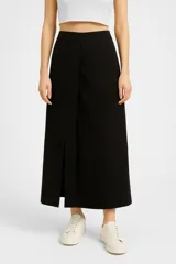 Falda midi color blanco, de lino y viscosa, con bordado en el ruedo y tajo lateral.