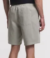 Bermuda celeste de sarga con cintura elástica ajustable con cordón, bolsillos laterales y traseros, y etiqueta con logo en la parte inferior.