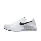 Championes Nike Air Max Excee blancos con detalles en negro y gris.