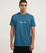 Remera celeste de algodón peruano, corte clásico, con cuello redondo y mangas cortas. Estampa frontal con la palabra "Unlocked" en letras plateadas con efecto 3D.