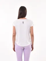 Remera color salmón de corte clásico con cuello redondo y mangas cortas.