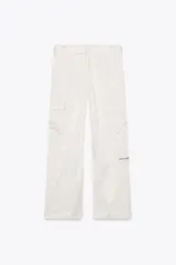 Pantalón cargo color ciruela de tiro medio con bolsillos delanteros, laterales y traseros. Incluye cinturón de la misma tela con hebilla metálica.