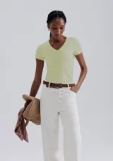 Camiseta celeste de manga corta con cuello en V.