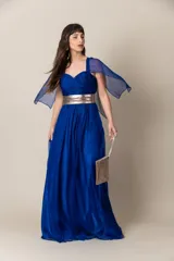 Vestido de gasa drapeado color azul, con escote corazón y detalles de mangas en gasa.
