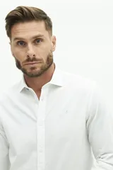 Camisa blanca de manga larga con fantasía, corte slim, mangas con botones y logo bordado.