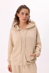 Conjunto deportivo color marrón, compuesto por un buzo con capucha, cierre frontal, bolsillos y terminaciones metálicas, y un short con cintura elástica ajustable con cordón.