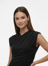 Top negro sin mangas con escote cruzado en V y hombros ligeramente estructurados. El tejido presenta un drapeado sutil en la zona del busto y frunces laterales.