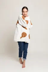 Cárdigan blanco de lana merino con bordados de flores color marrón.