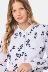 Blusa tipo camisa blanca de manga larga con botones nacarados ocultos.