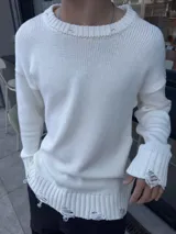 Sweater de hilo blanco roto, de corte holgado, con cuello redondo y mangas largas. Presenta detalles rotos en cuello, puños y ruedo.