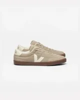 Championes Veja modelo Panenka, color beige con logo lateral en blanco y suela marrón.