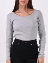 Remera básica de manga larga en color gris melange, con cuello redondo y calce entallado.