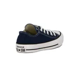 Championes Converse Chuck Taylor All Star de lona color azul marino con cordones blancos y suela de goma blanca con línea negra.