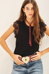 Musculosa negra de lino con detalle de encaje en mangas y cuello.