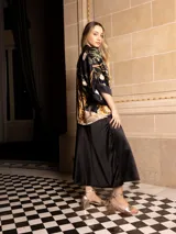 Kimono negro de razo con estampado de tigres y flores.