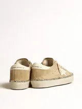 Zapatillas Golden Goose Hi Star de gamuza color beige con estrella blanca en el lateral, cordones blancos y plataforma con glitter.