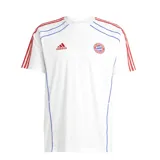 Remera Adidas del FC Bayern Munich, color blanco con detalles en rojo y azul. Incluye logo de Adidas y escudo del club en el pecho, y las tres tiras características de la marca en las mangas.
