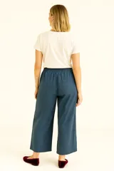 Pantalón capri azul grisáceo de corte recto con cintura elástica.