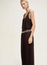 Musculosa marrón de lyocell con cuello escotado y tirantes anchos.