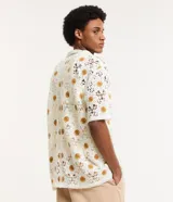 Camisa masculina de corte boxy, color crudo con diseño calado de ganchillo y girasoles color mostaza.