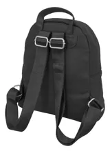 Mochila verde con textura símil cuero, cierre superior y bolsillo frontal con cierre.