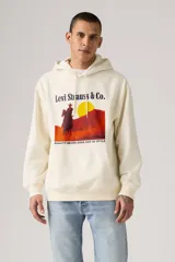 Buzo hoodie color crema de Levi's con estampado de un jinete a caballo frente a un atardecer y el texto "Levi Strauss & Co. Quality never goes out of style".