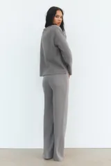 Pantalón de tiro alto color beige, con cintura elástica y pierna recta.