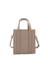 Cartera tipo tote bag color rosa pálido, con doble asa corta y tira larga regulable y desmontable. Tiene un aplique metálico con forma de boca en la parte superior y el logo de la marca en la parte inferior.