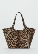 Bolso tote grande con estampado de leopardo, doble asa y cierre metálico a presión.