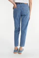 Jean skinny de tiro alto color azul medio, marca Levi's, modelo 721.