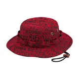 Gorro tipo pescador Supreme Cities Jacquard, color rojo con estampado de letras negras.