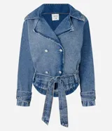 Campera corta tipo trench coat confeccionada en tejido denim de algodón. Presenta cuello con solapa, escote en V, manga larga, cierre frontal con botones y lazo en la cintura.