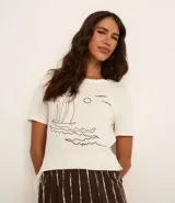 Conjunto de pijama Lov de viscosa con remera de manga corta color crudo con estampa de barco y short rayado con cintura elástica.