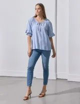 Blusa celeste con rayas verticales blancas, escote redondo con cordón ajustable y mangas cortas con volados.