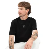 Remera negra de corte recto con logo pequeño estampado en el pecho.