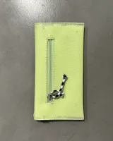 Sobre marrón de cuero sintético con cierre de solapa y costuras diagonales.