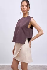 Blusa blanca sin mangas con cuello redondo y corte crop.