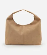 Bolso hobo grande color beige, confeccionado en gamuza sintética, con correa de hombro y cierre de cremallera.