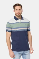 Remera polo a rayas horizontales en tonos bordó, blanco y azul. Con botones personalizados y logo bordado en el pecho.