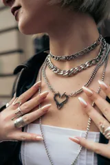 Gargantilla plateada de acero inoxidable con cadena de eslabones y púas metálicas.