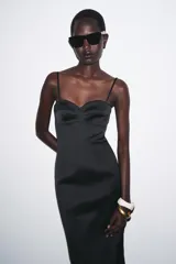 Vestido midi de satén negro con escote corazón, tirantes finos y abertura en el ruedo.