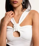 Blusa corta blanca de crepé, con breteles anchos, recorte en el busto y nudo en el escote.