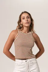Musculosa corta de morley a rayas horizontales marrones y beige, con cuello redondo y sisas con ribete.