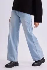 Pantalón de jean wide leg color azul claro.