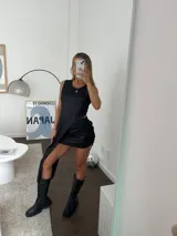 Musculosa negra de lurex con corte asimétrico y abertura lateral.