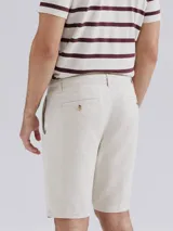 Bermuda color beige con cordón ajustable en la cintura.